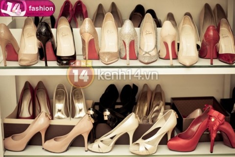 Ngọc Trinh cũng là fan "ruột" của những đôi giày Louboutin đế đỏ huyền thoại, đây là bộ sưu tập cô sở hữu tại nhà riêng (Theo: kenh14) Xem thêm: Váy, áo "nghìn USD" của Sao Việt: có đáng đồng tiền, bát gạo?